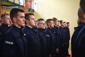 Sala gimnastyczna oddziału prewencji policji w łodzi, uroczystość ślubowania nowo przyjętych policjantów.