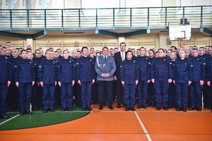 Sala gimnastyczna oddziału prewencji policji w łodzi, uroczystość ślubowania nowo przyjętych policjantów.